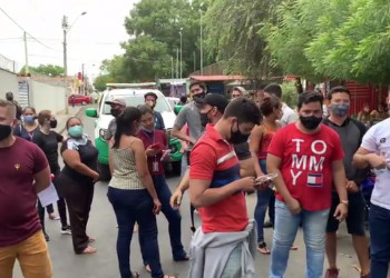 Funcionários da empresa Almaviva paralisam e exigem pagamento do piso nacional